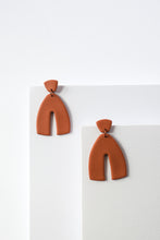 Cargar imagen en el visor de la galería, LOS "COCO" EN TERRACOTA (Colección Permanente)