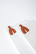 Cargar imagen en el visor de la galería, LOS "COCO" EN TERRACOTA (Colección Permanente)