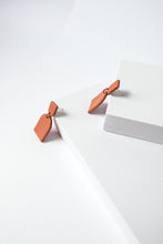 Cargar imagen en el visor de la galería, LOS "HEDY" EN TERRACOTA (Colección Permanente)